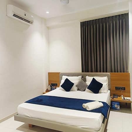 Hotel Gold Palace Inn 수라트 외부 사진