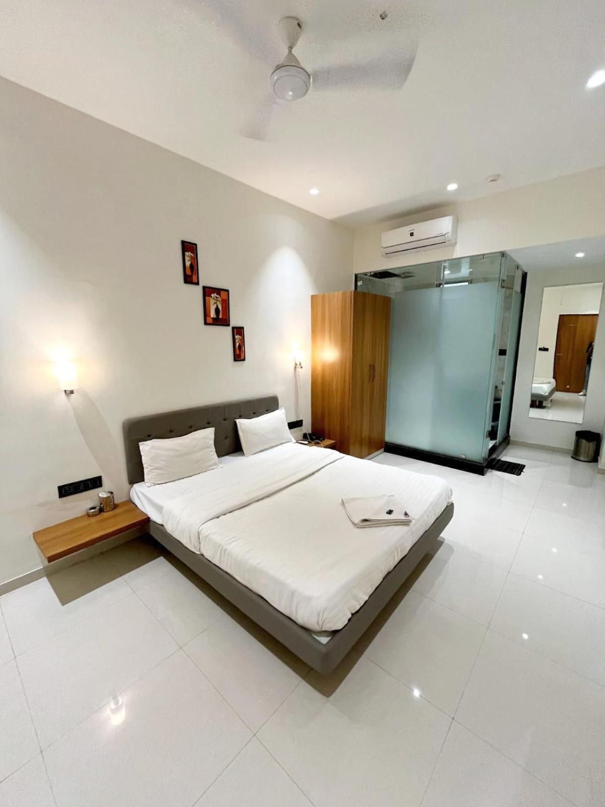 Hotel Gold Palace Inn 수라트 외부 사진