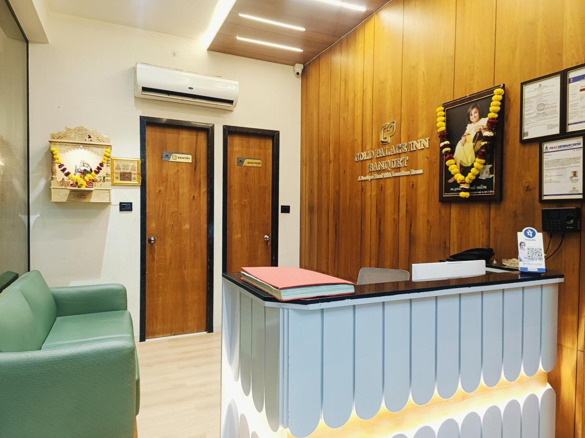 Hotel Gold Palace Inn 수라트 외부 사진
