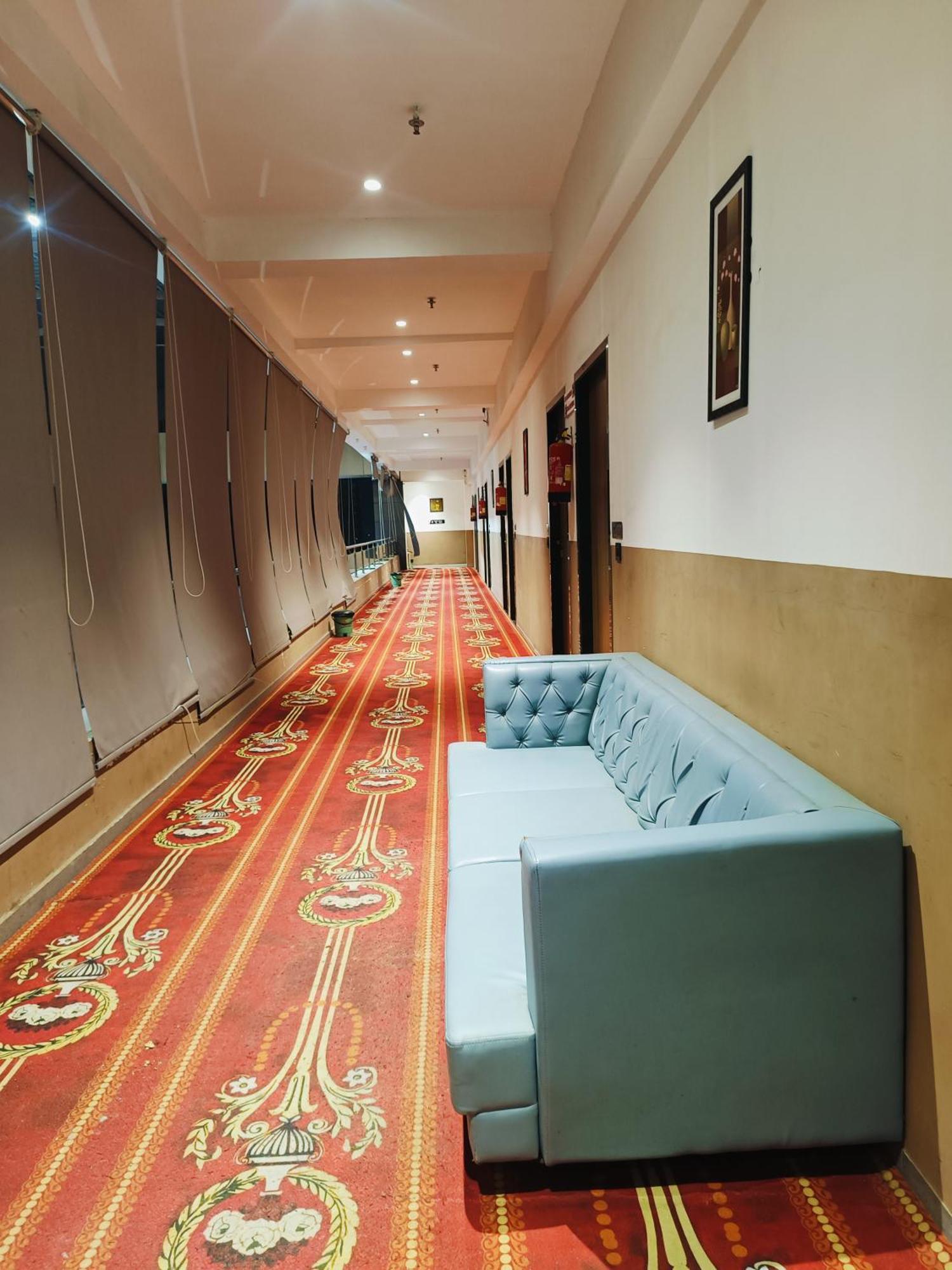 Hotel Gold Palace Inn 수라트 외부 사진