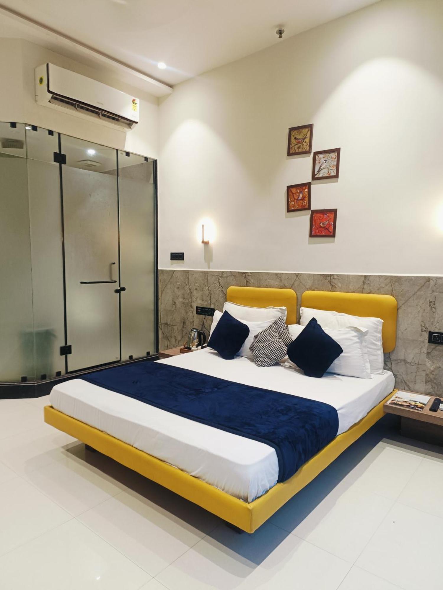 Hotel Gold Palace Inn 수라트 외부 사진